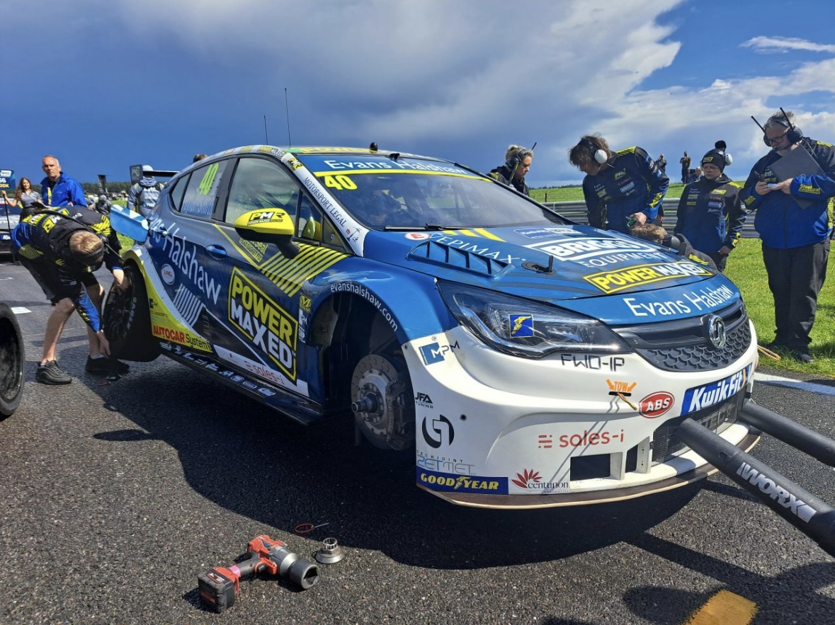 Ultimate BTCC VIP Weekend for 2 with Power Maxed Racing - Image 12